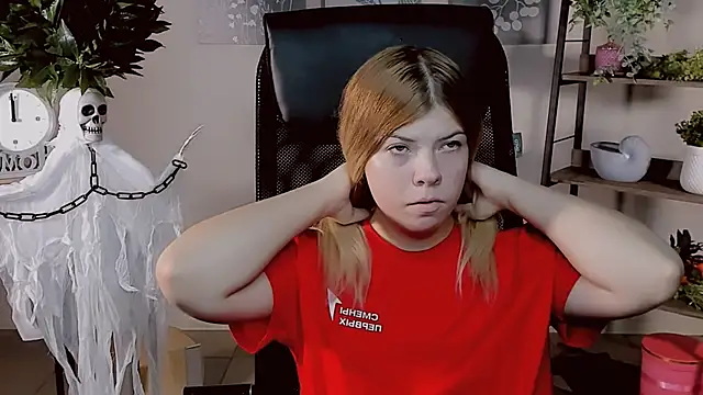 Snapshot of EvaDarc chatting on October 29, 2025, 11:45 am EvaDarc online show from October 29, 2025, 11:45 am