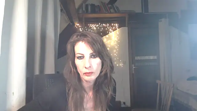 MissDyannis online show from April 8, 2026, 9:15 pm