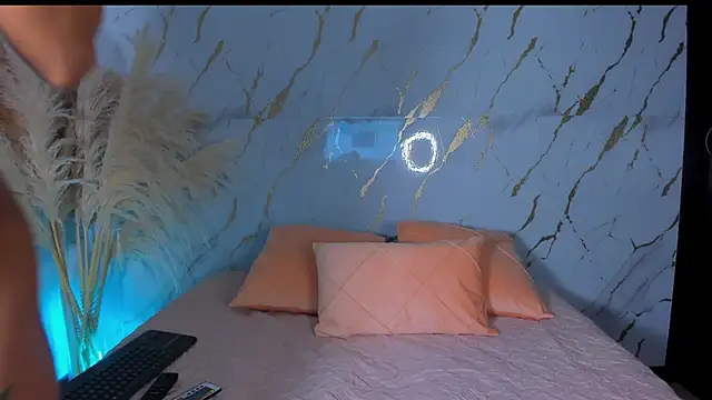 Julig01 online show from November 14, 2025, 1:15 am