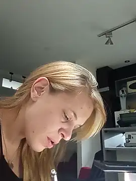 coralu2215 online show from February 15, 2026, 12:58 pm