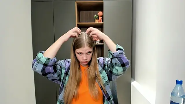 Snapshot of LuciaTiell chatting on October 28, 2025, 8:40 am LuciaTiell online show from October 28, 2025, 8:40 am