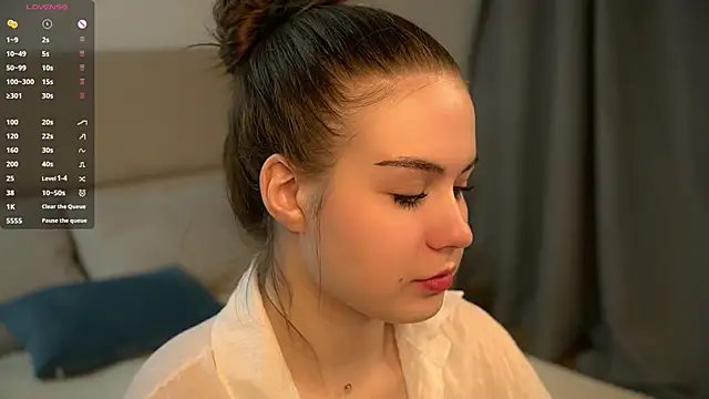 LoreeScialdone online show from November 15, 2025, 6:15 pm