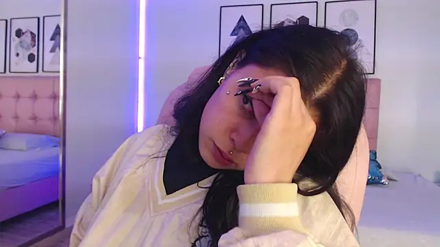 KikiVelvet online show from January 7, 2026, 8:00 pm