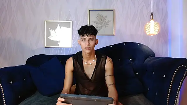 Snapshot of KamiSuarez chatting on November 3, 2025, 1:23 pm KamiSuarez online show from November 3, 2025, 1:23 pm