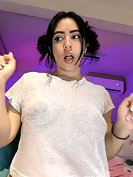 Snapshot of Sara-215 chatting on February 7, 2026, 5:33 am Sara-215 online show from February 7, 2026, 5:33 am