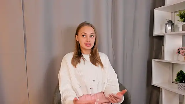 SlyviaCrapo online show from October 29, 2025, 1:24 pm