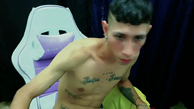 Snapshot of The_latin_boy chatting on October 29, 2025, 7:37 pm The latin boy online show from October 29, 2025, 7:37 pm