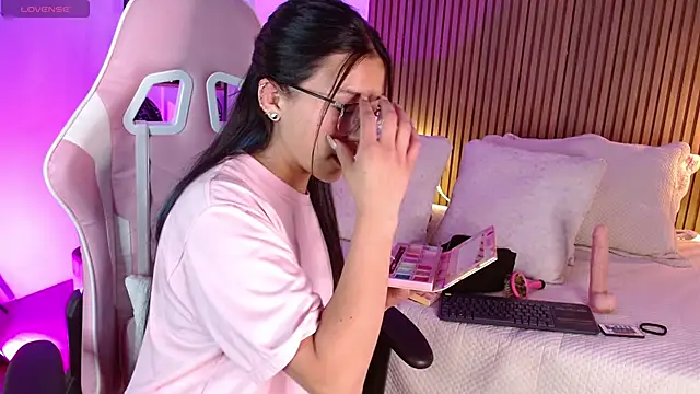 Skay bluee online show from October 31, 2025, 1:23 pm