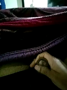 female hunterr online show from December 14, 2025, 6:45 pm