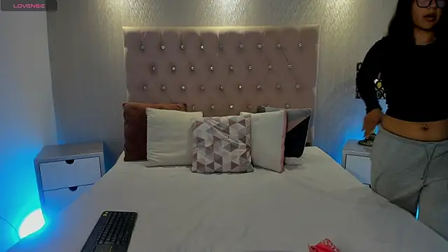 KamyGlam online show from April 11, 2026, 8:35 pm