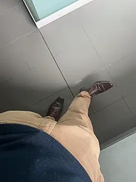 Snapshot of LeoBlaze13 chatting on October 28, 2025, 8:11 pm LeoBlaze13 online show from October 28, 2025, 8:11 pm