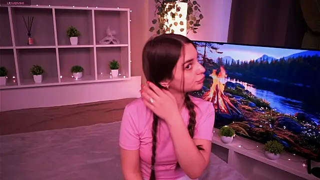 LauraHansil online show from November 5, 2025, 8:36 am