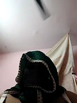 pujapujarrrr online show from October 30, 2025, 8:42 pm