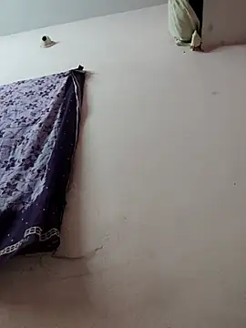 pujapujarrrr online show from November 6, 2025, 8:10 pm