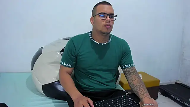 LucassFoster online show from November 24, 2025, 1:22 pm