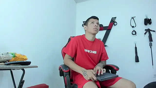 Steven19 LatinBoy online show from November 7, 2025, 11:43 am