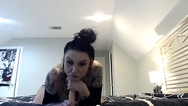 Holyplastic online show from November 9, 2025, 9:46 pm