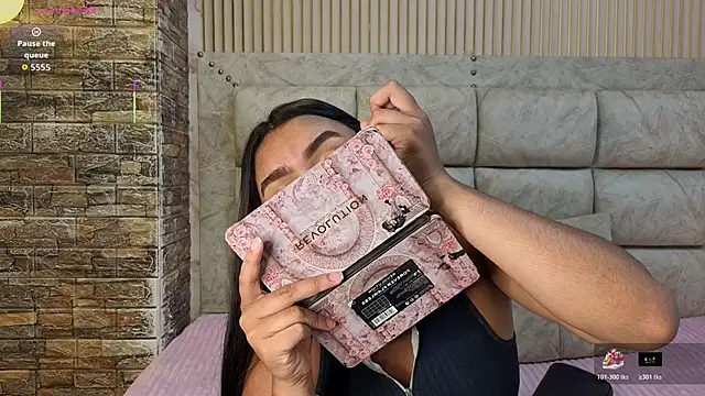 amarahanks1 online show from December 17, 2025, 7:42 pm