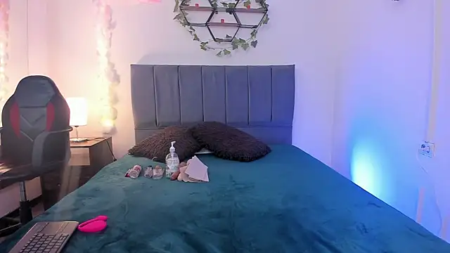 Lucerop  online show from March 5, 2026, 3:46 am