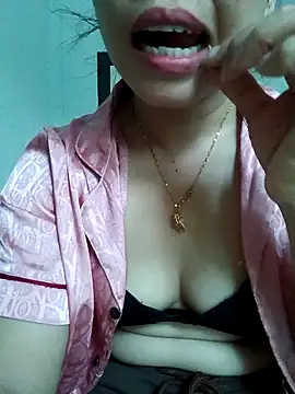 kitti-krush online show from November 4, 2025, 7:40 am