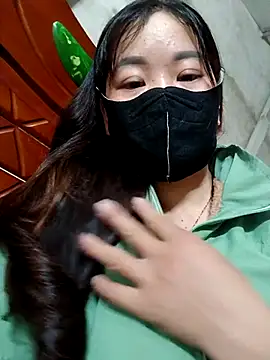 kitti-krush online show from November 18, 2025, 7:02 am