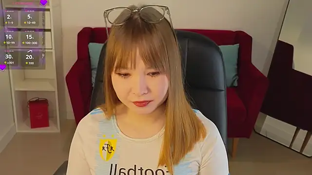 Snapshot of YourTanomi chatting on November 4, 2025, 12:15 pm YourTanomi online show from November 4, 2025, 12:15 pm