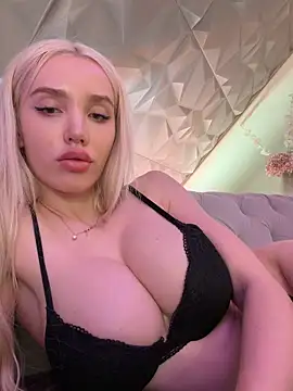 Lana-Grey online show from April 8, 2026, 9:37 pm