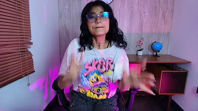 liliclan  online show from November 18, 2025, 4:06 am