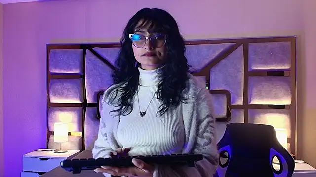 liliclan  online show from November 21, 2025, 4:44 am