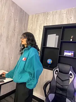 liliclan  online show from November 25, 2025, 5:07 am