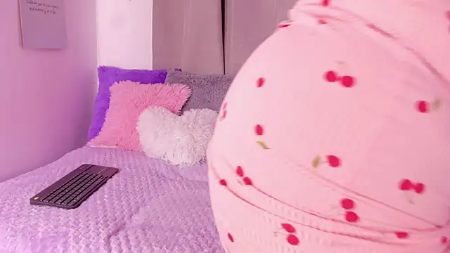 alanaa gomezz online show from December 1, 2025, 6:57 pm