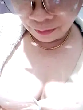 small-house123 online show from December 17, 2025, 2:06 am