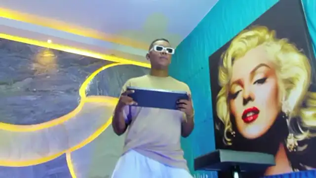 the hot boy0 online show from November 13, 2025, 12:15 pm