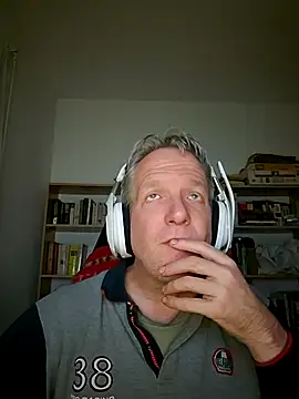 ChocolatMilka44 online show from March 5, 2026, 8:05 pm