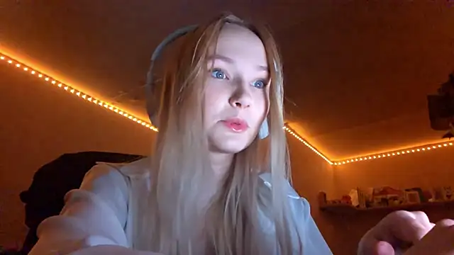 KarinRobertson online show from November 10, 2025, 5:34 pm