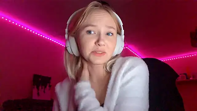 KarinRobertson online show from November 11, 2025, 5:13 pm