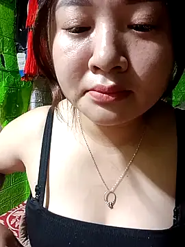 Snapshot of Bee-bgolden chatting on November 8, 2025, 7:41 am Bee-bgolden online show from November 8, 2025, 7:41 am