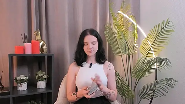 LatinaHuguenin online show from November 8, 2025, 2:17 pm