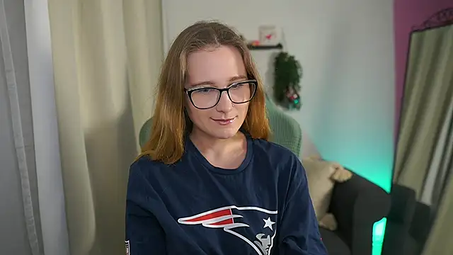 Snapshot of glossy_babe_ chatting on February 8, 2026, 9:13 am glossy babe online show from February 8, 2026, 9:13 am