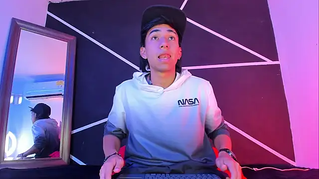 Austin Santos  online show from November 10, 2025, 1:10 pm