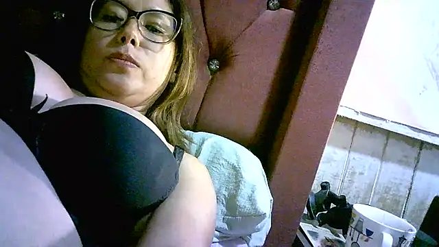 Zulreyna online show from April 15, 2026, 3:46 am