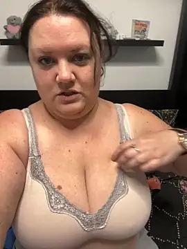 RealWoman84 online show from November 8, 2025, 3:34 pm