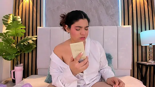 Carlotta de velour online show from April 11, 2026, 3:22 am