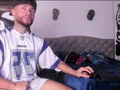 couple-hothot online show from December 21, 2025, 8:05 pm