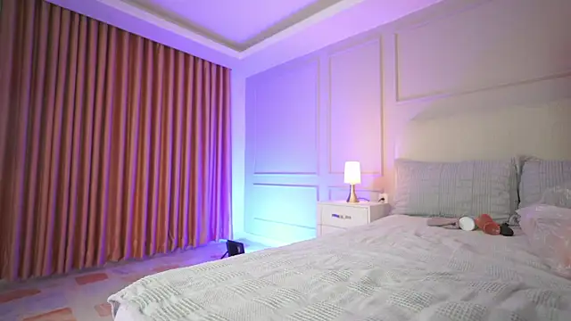 hanna  w online show from December 17, 2025, 1:44 am