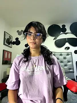 Snapshot of _vaiolet_owo chatting on November 8, 2025, 5:18 am vaiolet owo online show from November 8, 2025, 5:18 am