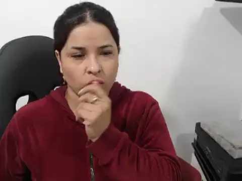 Snapshot of karol_loveet chatting on November 6, 2025, 8:32 pm karol loveet online show from November 6, 2025, 8:32 pm