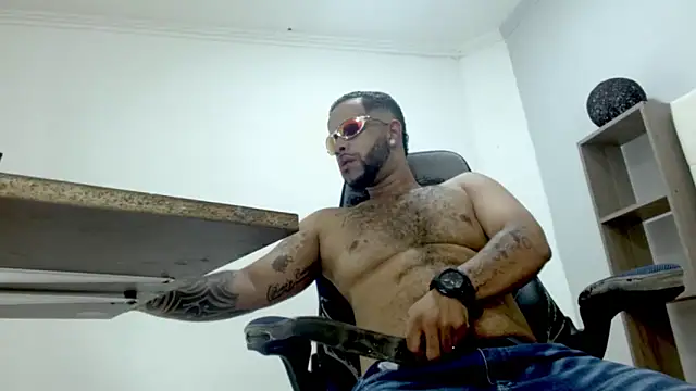 Lukke Smitt online show from November 11, 2025, 6:30 pm