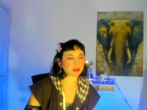 Hollysquirtx online show from November 7, 2025, 1:11 pm