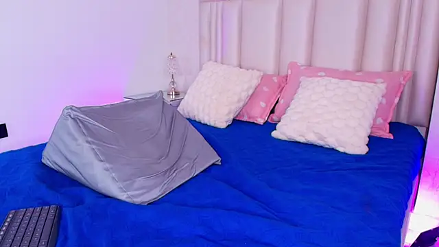 alanarose18 online show from March 25, 2026, 7:31 pm